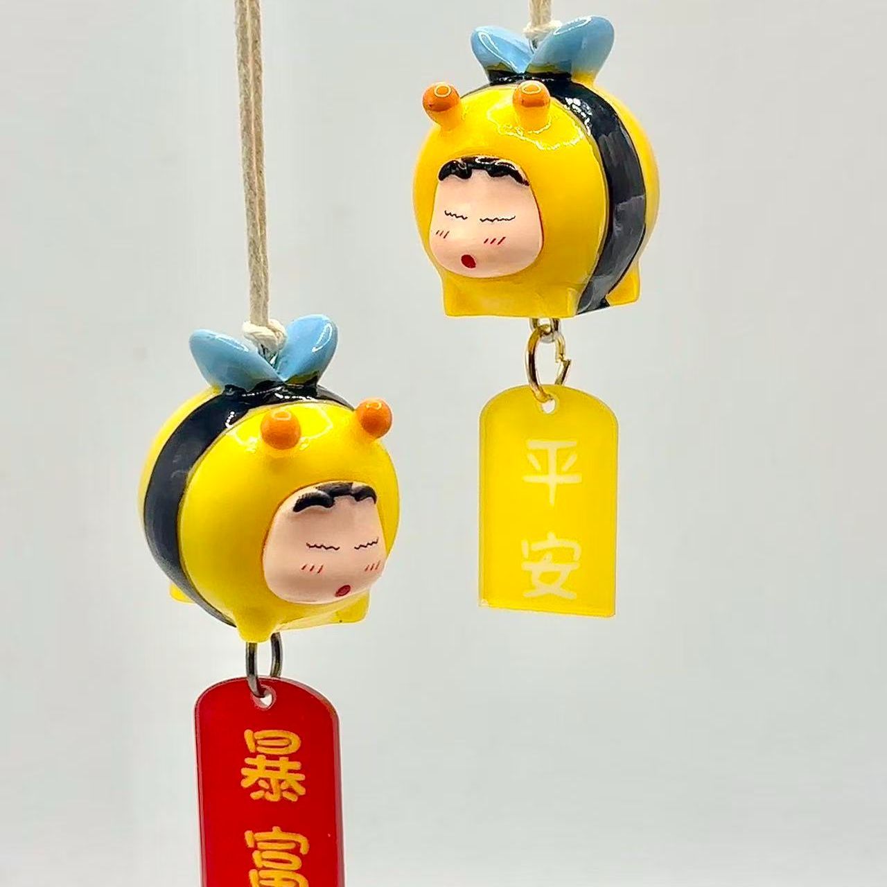Car Accessories Papar - Crayon Shin-chan Bienen-Cosplay-Figur Auto-Hängeanhänger Rückspiegel-Ornament Auto-Innenausstattung