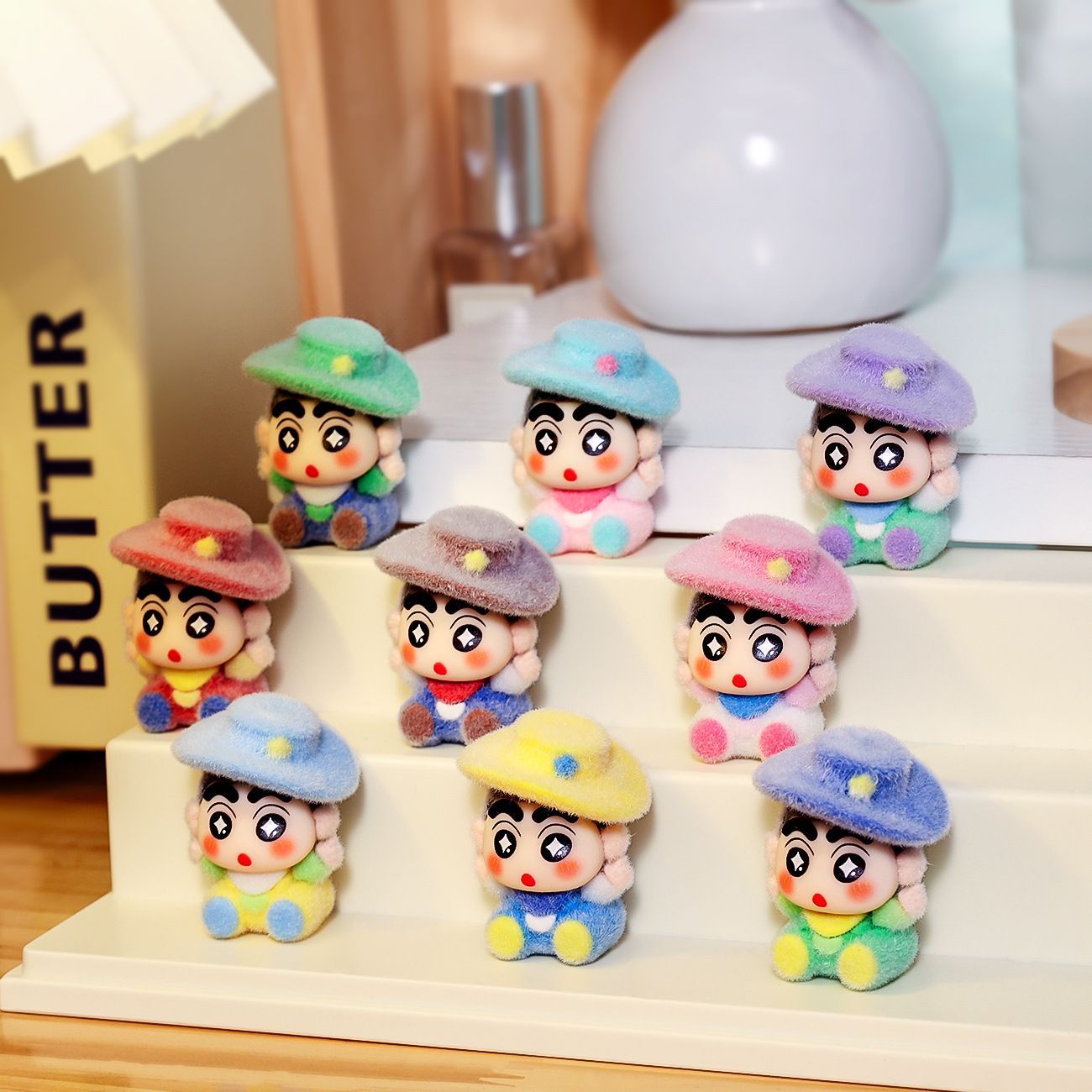 Car Accessories Papar - Neue beflockte Denim-Shin-Chan-Serie Mini-Figur als Schreibtischdekoration,